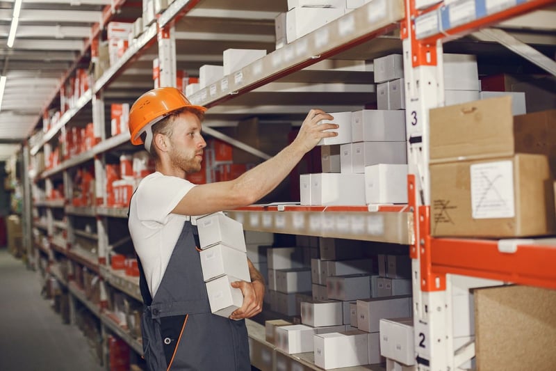 trabajador-industrial-interior-fabrica-joven-teFulfillment B2B en negocios de cosmética: lo que debes sabercnico-casco-naranja (1) (1)